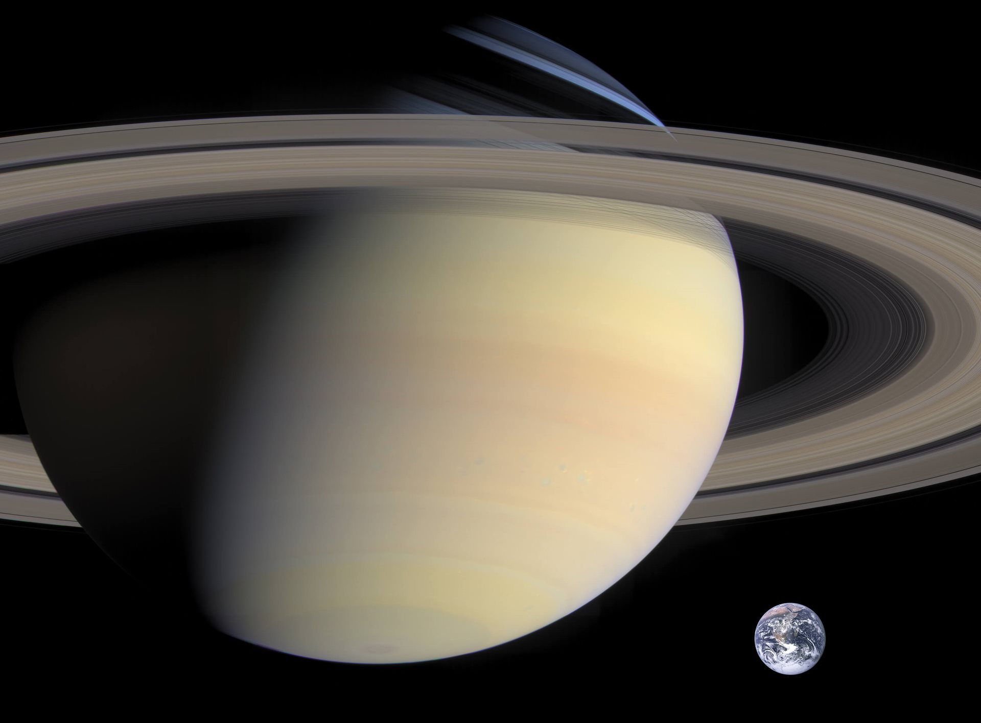 Saturn - nízka hustota