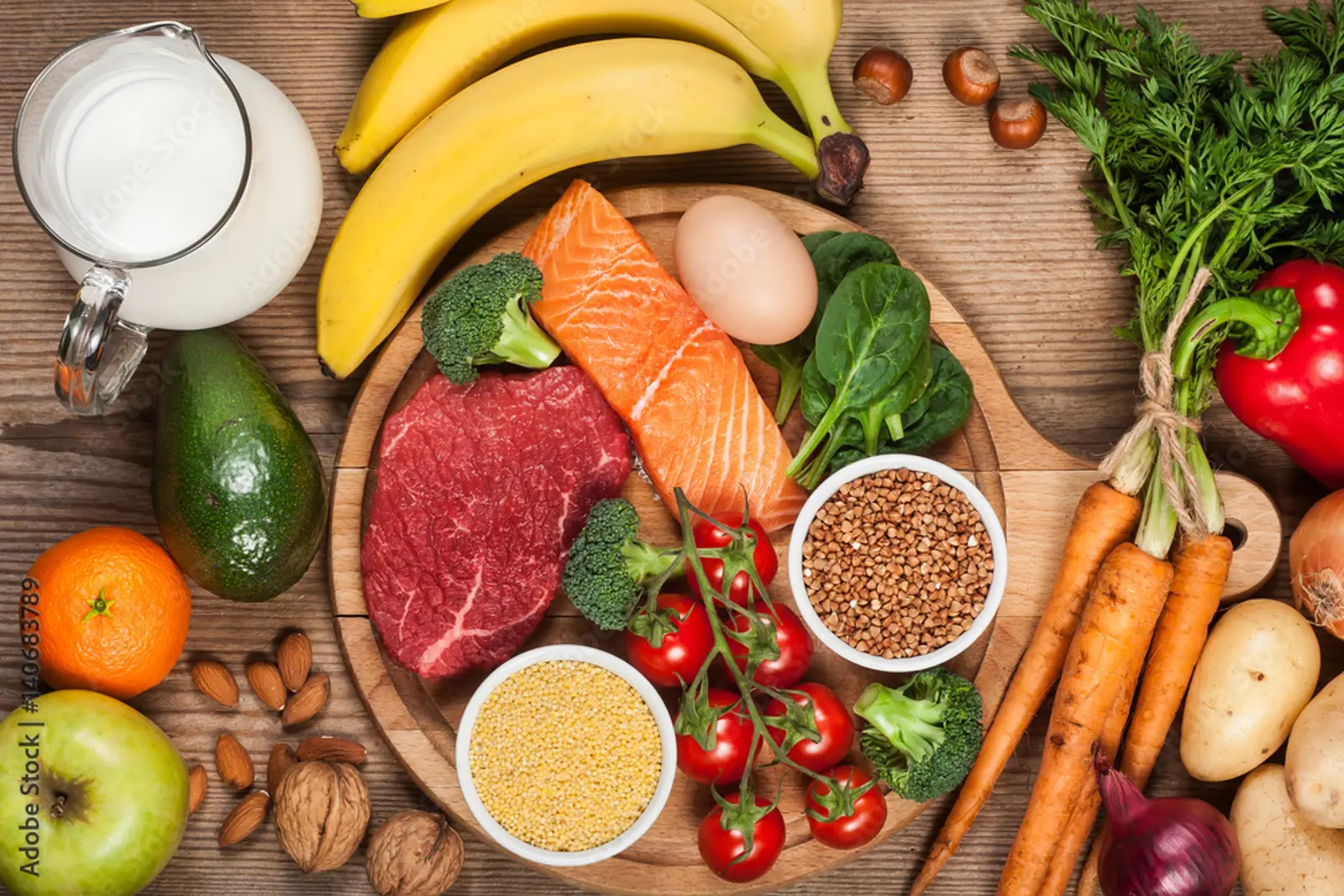 Vyvážený výběr potravin včetně zeleniny, ovoce, obilovin a bílkovin, ukazující přírodní zdroje esenciálních vitamínů pro batolata.